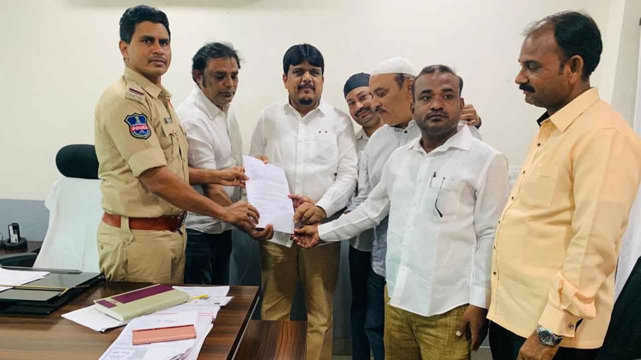 బండి సంజయ్‌పై పోలీసులకు ఫిర్యాదు