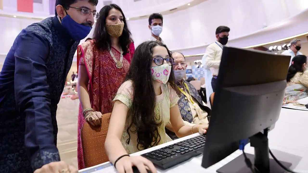 Stocks | ఐటీ స్టాక్స్‌పై ఒత్తిళ్లు.. స్వల్ప నష్టాలతో సరిపెట్టుకున్న సూచీలు..