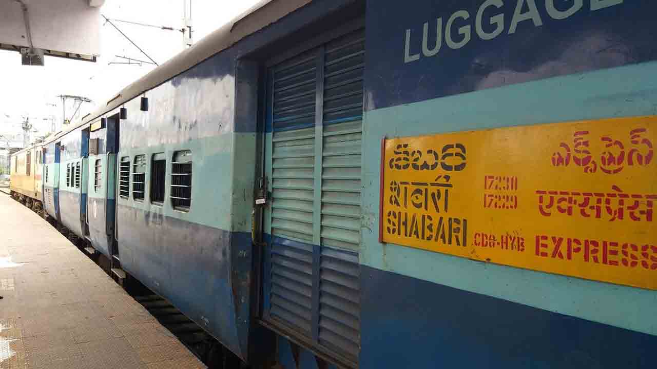 శ‌బ‌రి ఎక్స్‌ప్రెస్‌కు బాంబు బెదిరింపు కాల్
