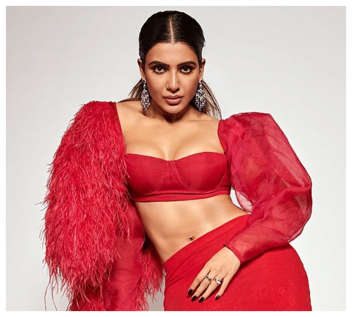 Samantha | గ్లామ‌ర్ ఫొటోల‌తో సొగ‌సులారబోస్తున్న స‌మంత‌..