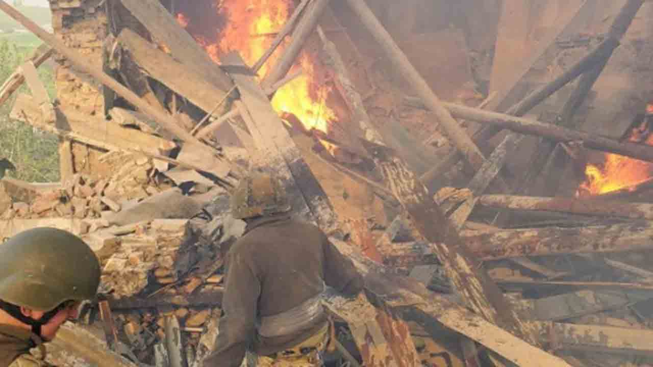 ఉక్రెయిన్‌ స్కూల్‌పై రష్యా వైమానిక దాడి… 60 మంది మృతి