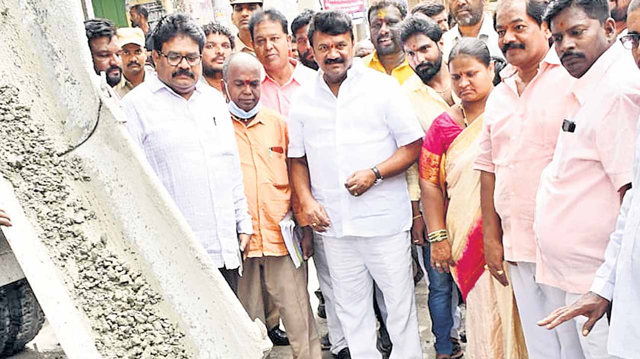 రోడ్డు వేయడానికి ముందే పైపులైన్‌ పనులు పూర్తి చేయాలి