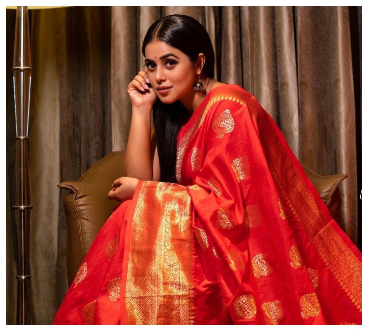 Poorna | ఎరుపురంగు చీరలో పూర్ణ సొగసులు..