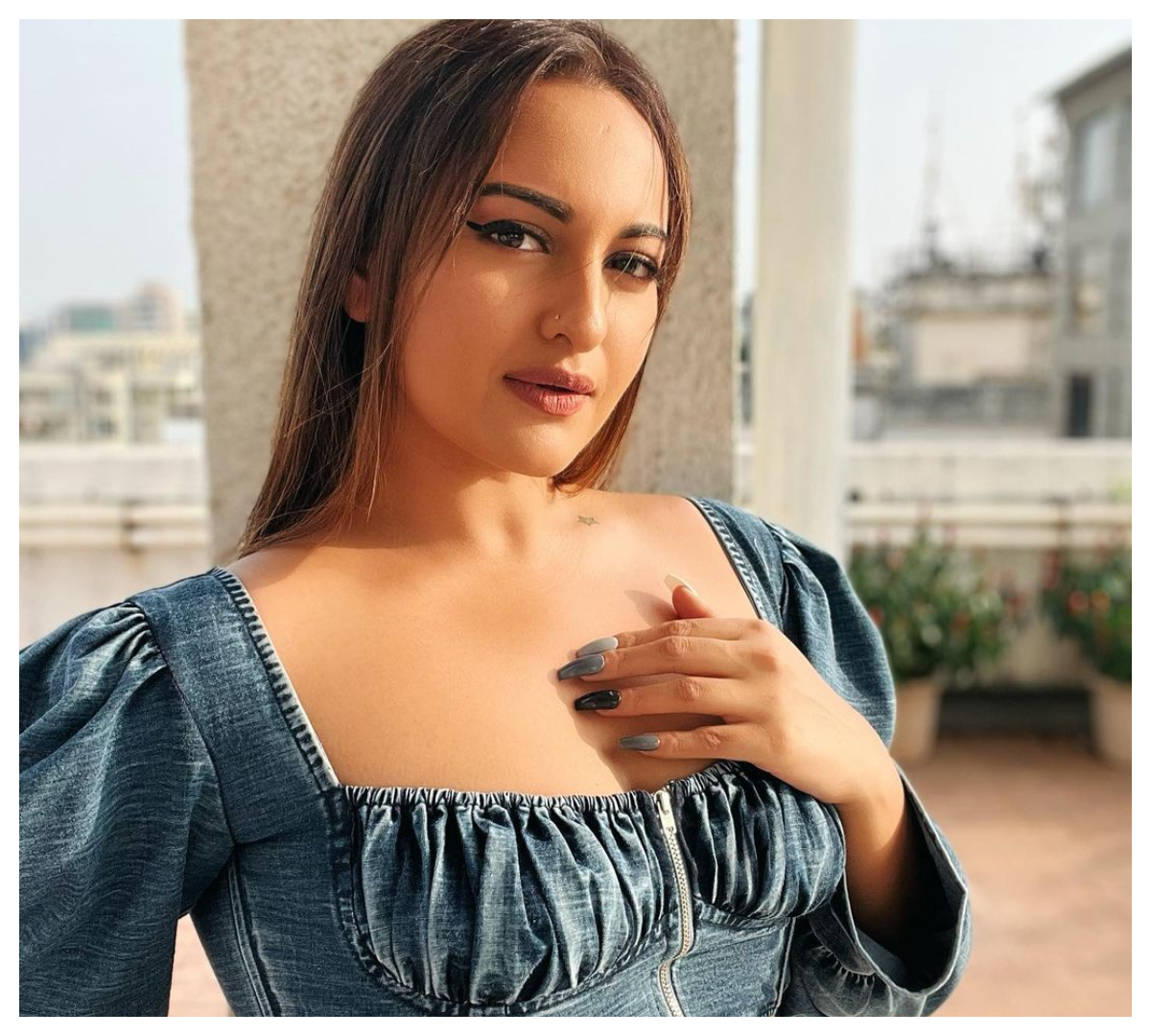 Sonakshi Sinha | గ్లామ‌ర్‌తో కేకపెట్టిస్తున్న సోనాక్షి సిన్హా..