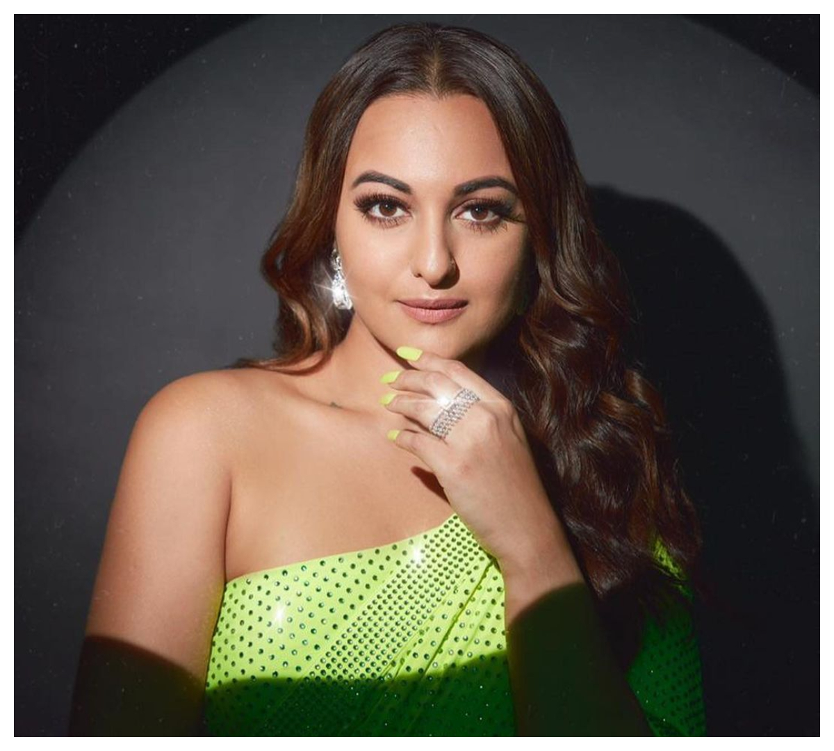 Sonakshi Sinha | చిలుకపచ్చని చీర కట్టిన అందాల ముద్దుగుమ్మ సోనాక్షి సిన్హా..