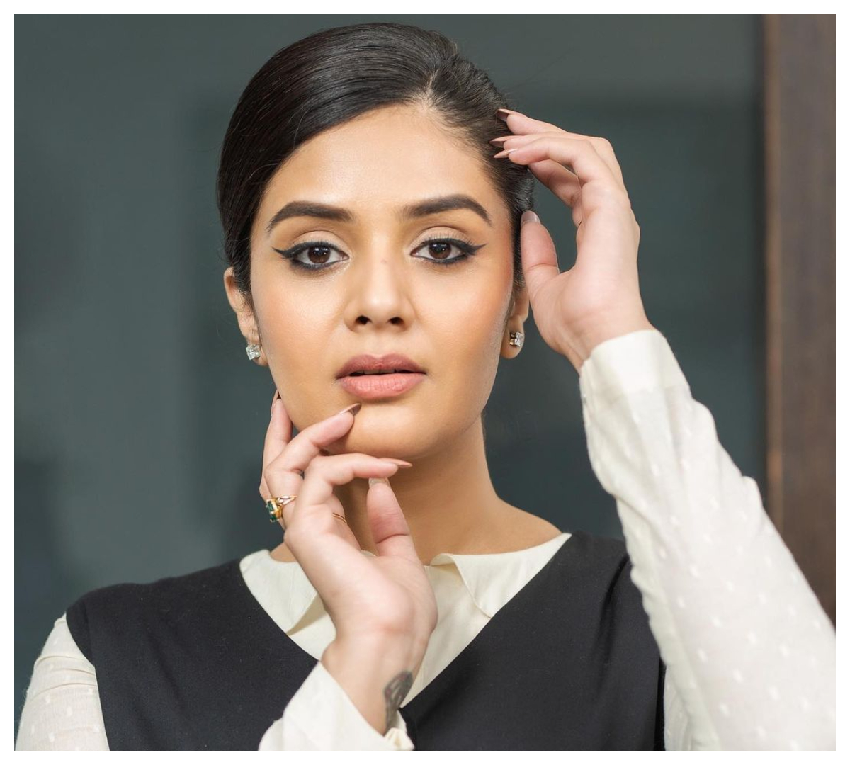 Sreemukhi | బ్లాక్ అండ్ వైట్ డ్రెస్‌లో శ్రీ‌ముఖి సొగ‌సులు అద‌ర‌హో..