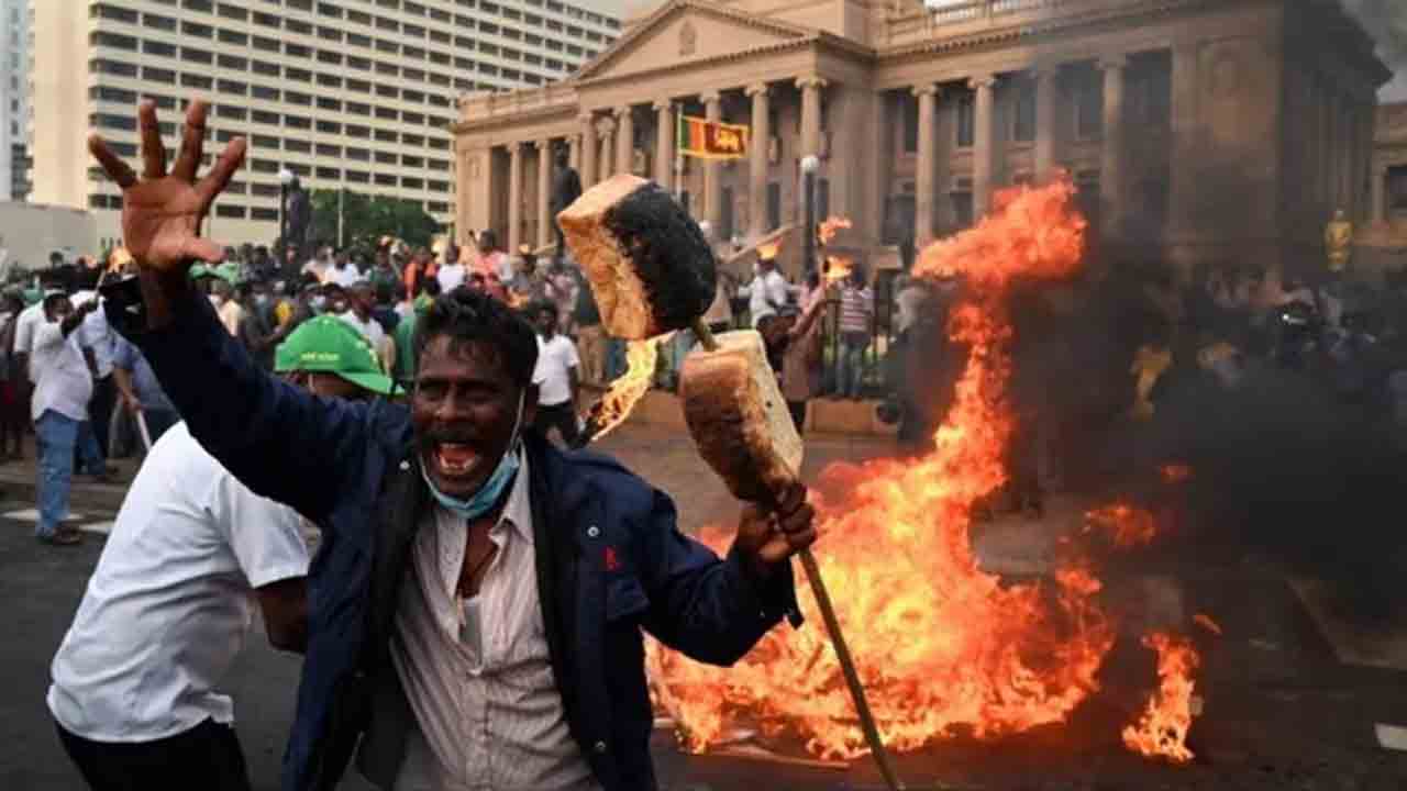 Sri Lanka Crisis | దిగ్బంధంలో మహింద రాజపక్స.. దేశం విడిచి పారిపోకుండా నిరసనకారుల ప్రయత్నాలు