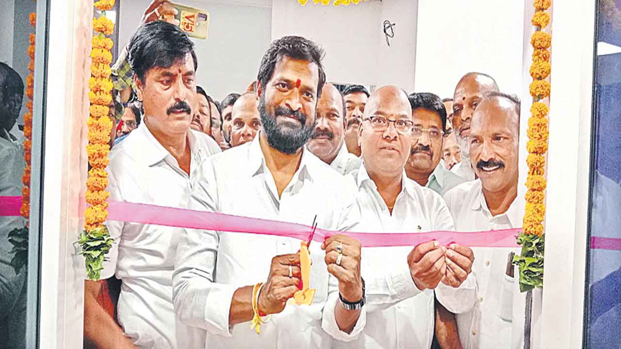 ఉద్యోగులకు ఇండ్ల స్థలాల కోసం కృషి