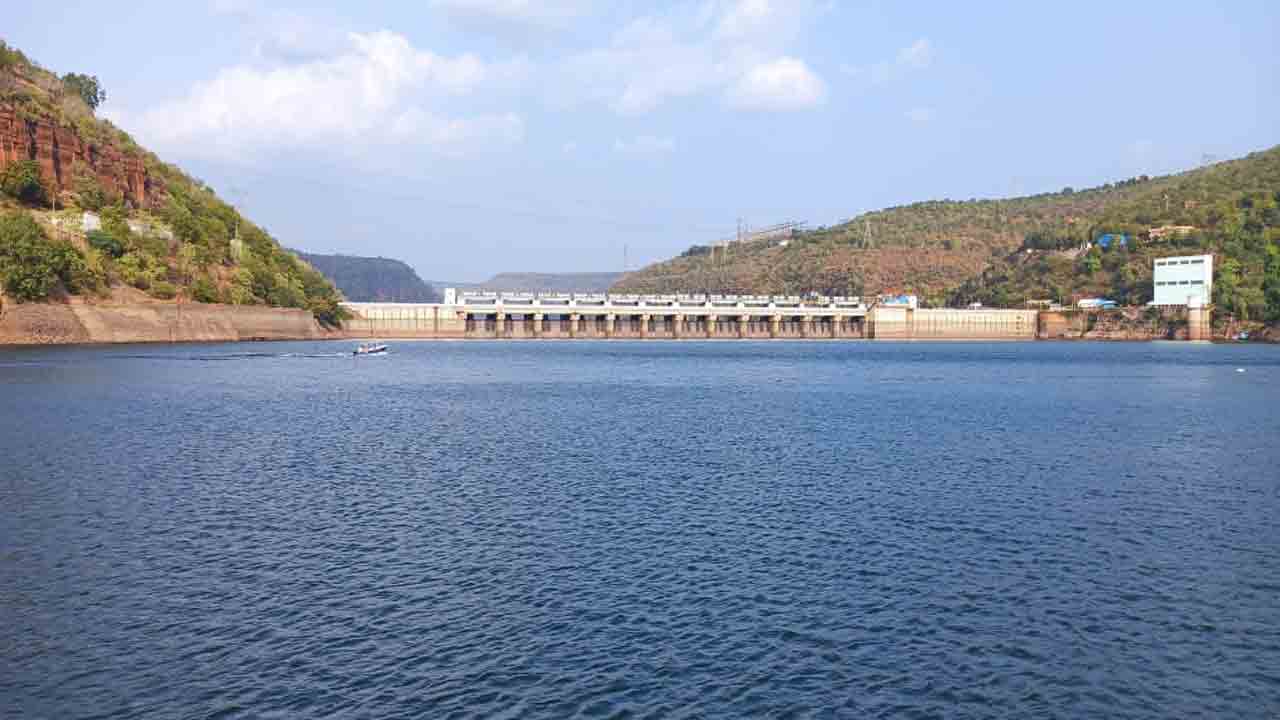 శ్రీశైలానికి స్వల్పంగా వరద