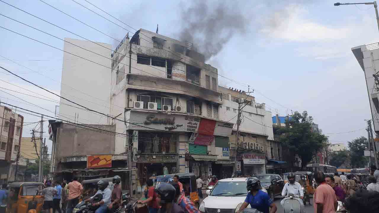 Hyderabad | సుల్తాన్ బ‌జార్‌లో అగ్నిప్ర‌మాదం.. వీడియో