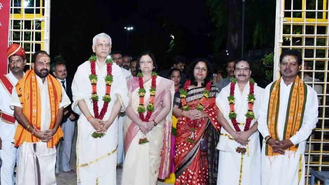 శ్రీశైల మల్లన్న సేవలో సుప్రీంకోర్టు న్యాయమూర్తి జస్టిస్‌ ఉదయ్‌