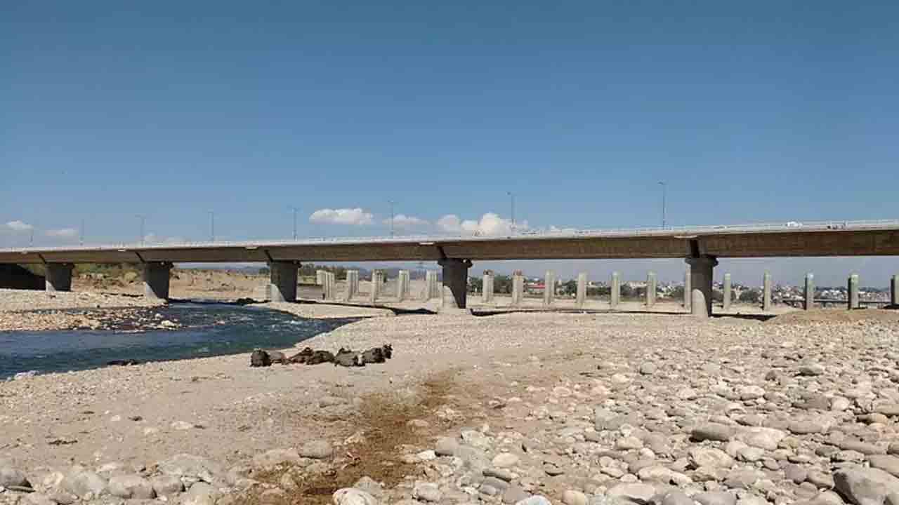 తావి నదిలో పడిపోయిన Matador.. ఇద్దరు మృతి