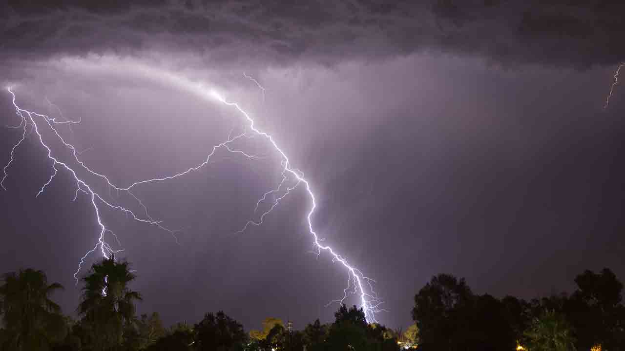 పిడుగుపాటుకు ఇద్దరు రైతులు బలి.. మరో ముగ్గురికి తీవ్రగాయాలు