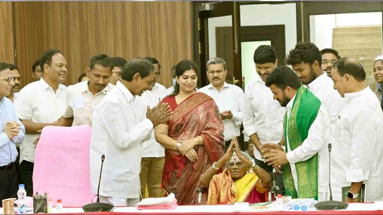 వృక్ష‌మాత‌ తిమ్మ‌క్కను స‌న్మానించిన సీఎం కేసీఆర్