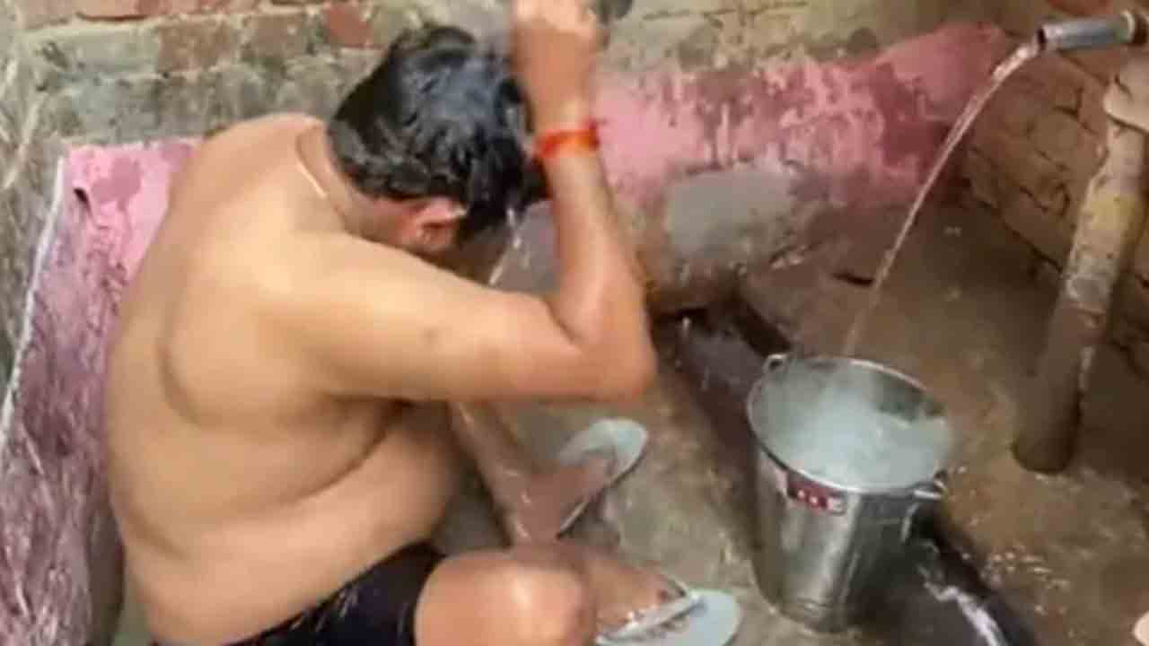 video: యూపీలో వీఐపీ సంస్కృతి లేదన్న మంత్రి… గ్రామస్తుడి ఇంట్లో స్నానం