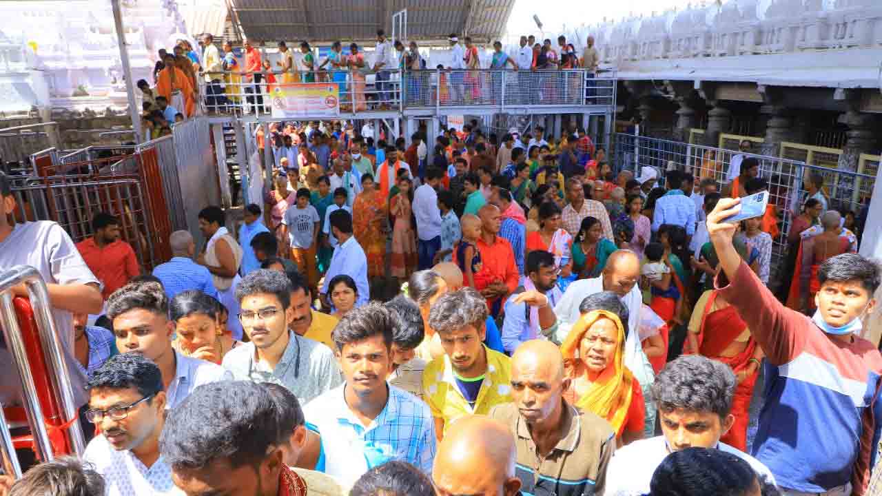 భక్తులతో కిక్కిరిసిన వేములవాడ రాజన్న ఆలయం