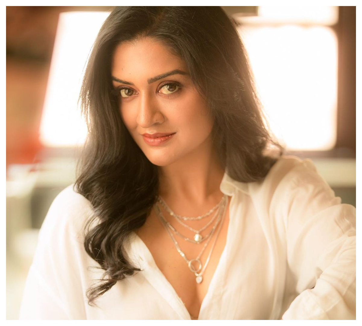 Vimala Raman | వైట్ క‌ల‌ర్ డ్రెస్‌లో విమలా రామన్ అందాల ఆరబోత‌..