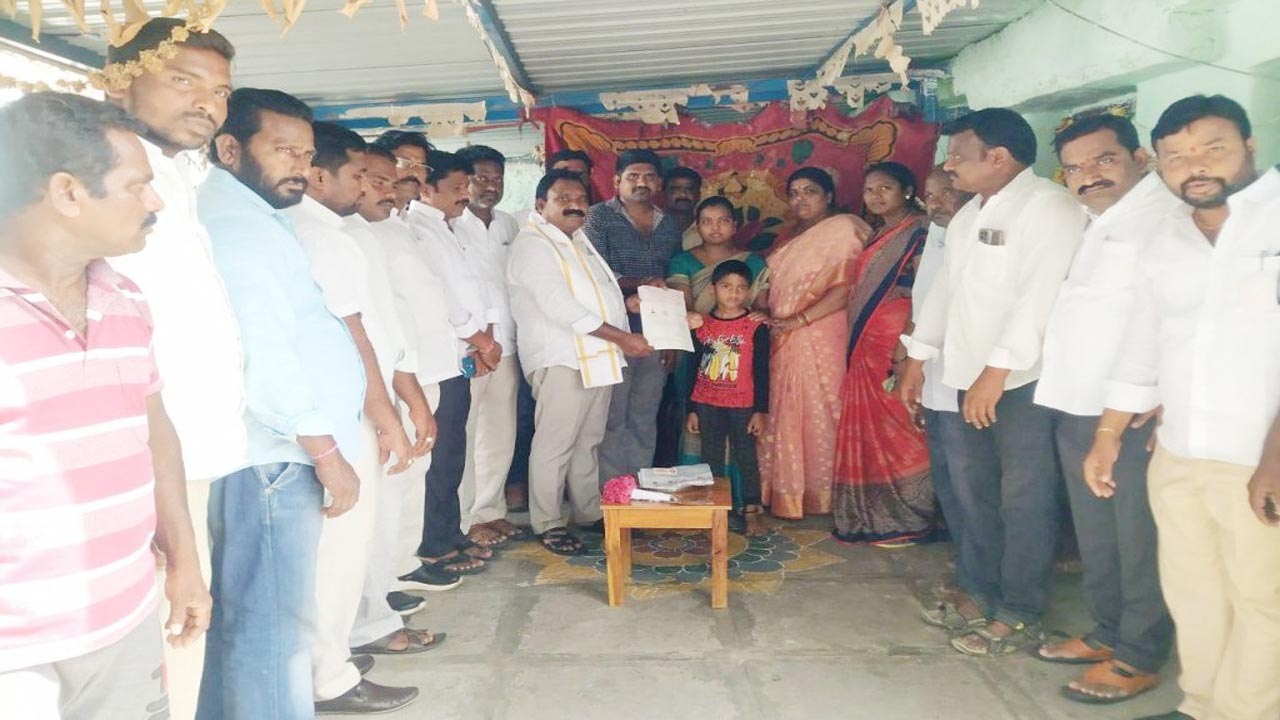 నిరుపేదలకు నాణ్యమైన విద్య అందిస్తాం