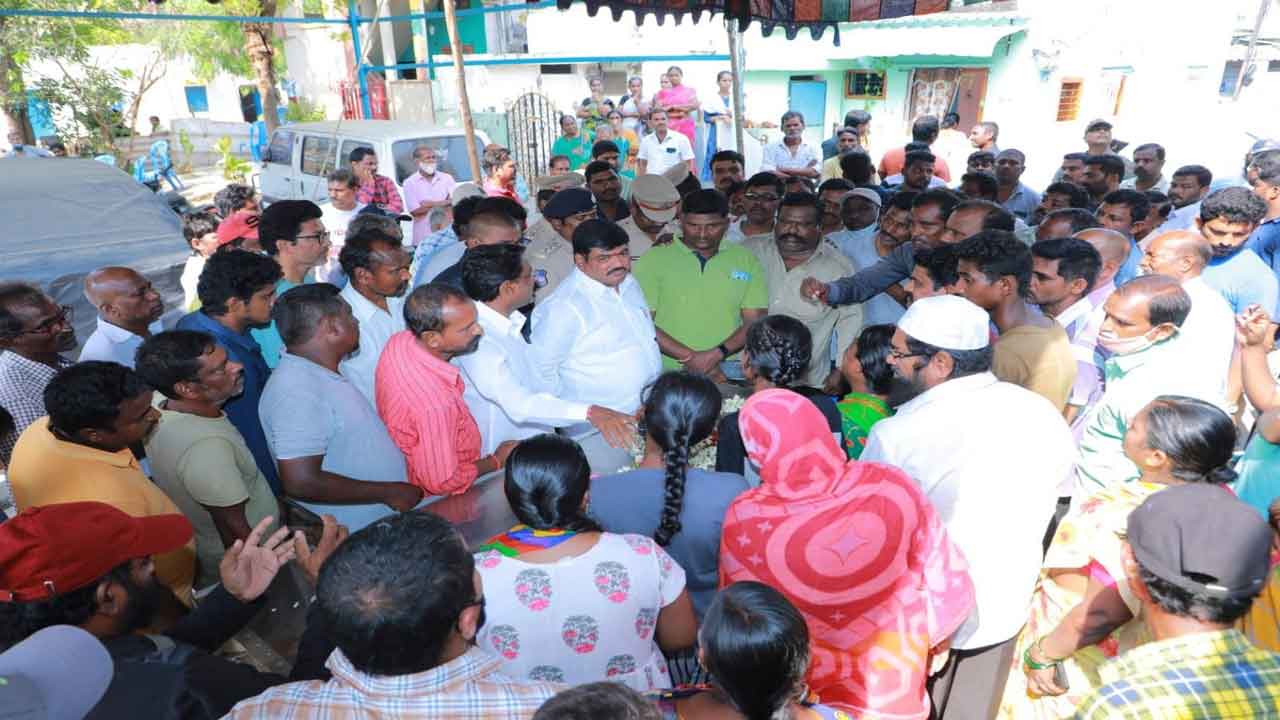 చిట్స్‌ నిర్వాహకుడి మోసం..