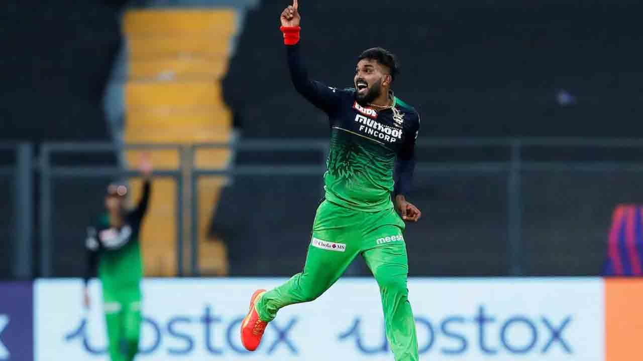 Wanindu Hasaranga | చాహల్‌ స్థానాన్ని భర్తీ చేయడం మాటలు కాదు.. హసరంగపై ప్రశంసలు