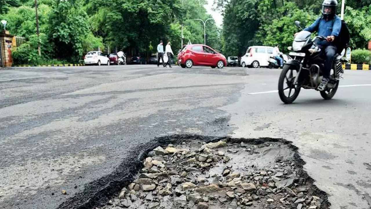 అడుగుకో గుంత..