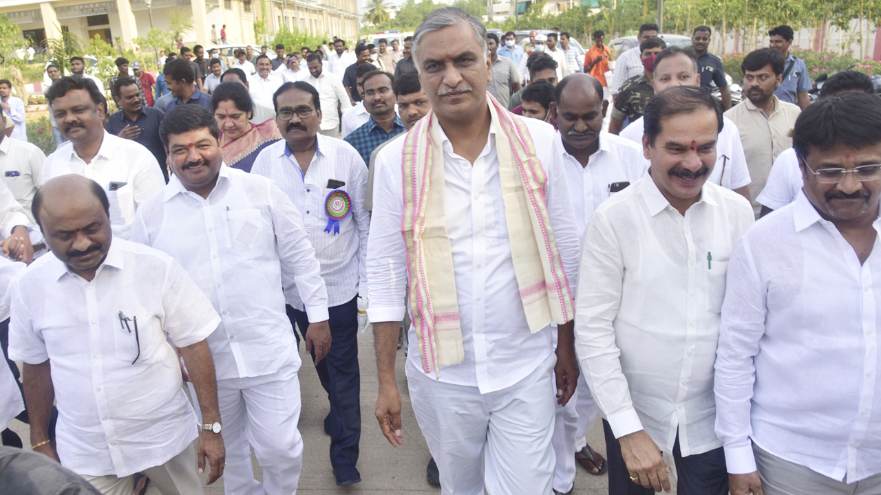 సేవలతో చేరువకావాలి