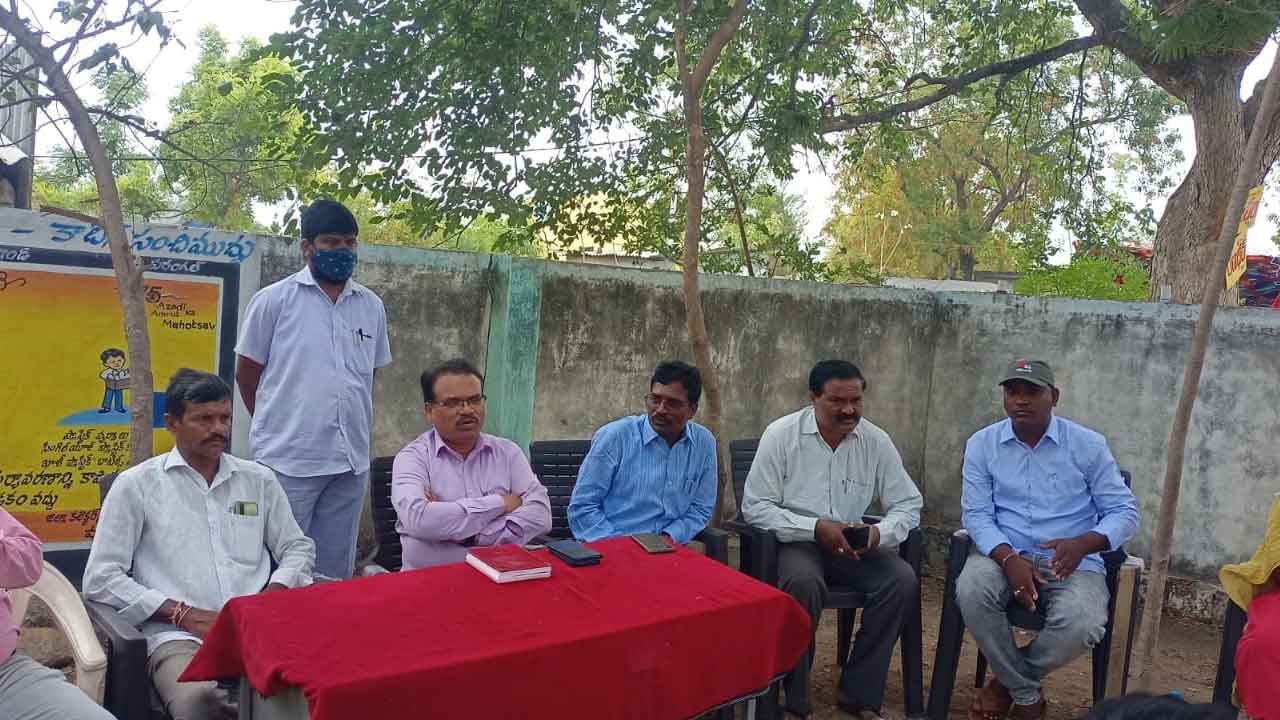 క్రీడాప్రాంగణాలకు గ్రామస్తులు సహకరించాలి