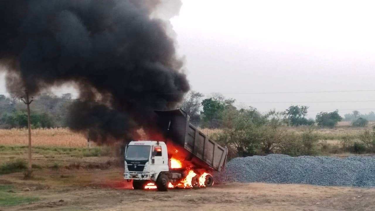 విద్యుత్‌ తీగలు తాకి టిప్పర్‌ దగ్ధం