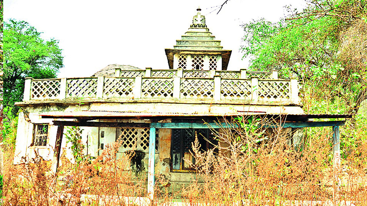 కాలగర్భంలో ఆరాధ్యుల తోట