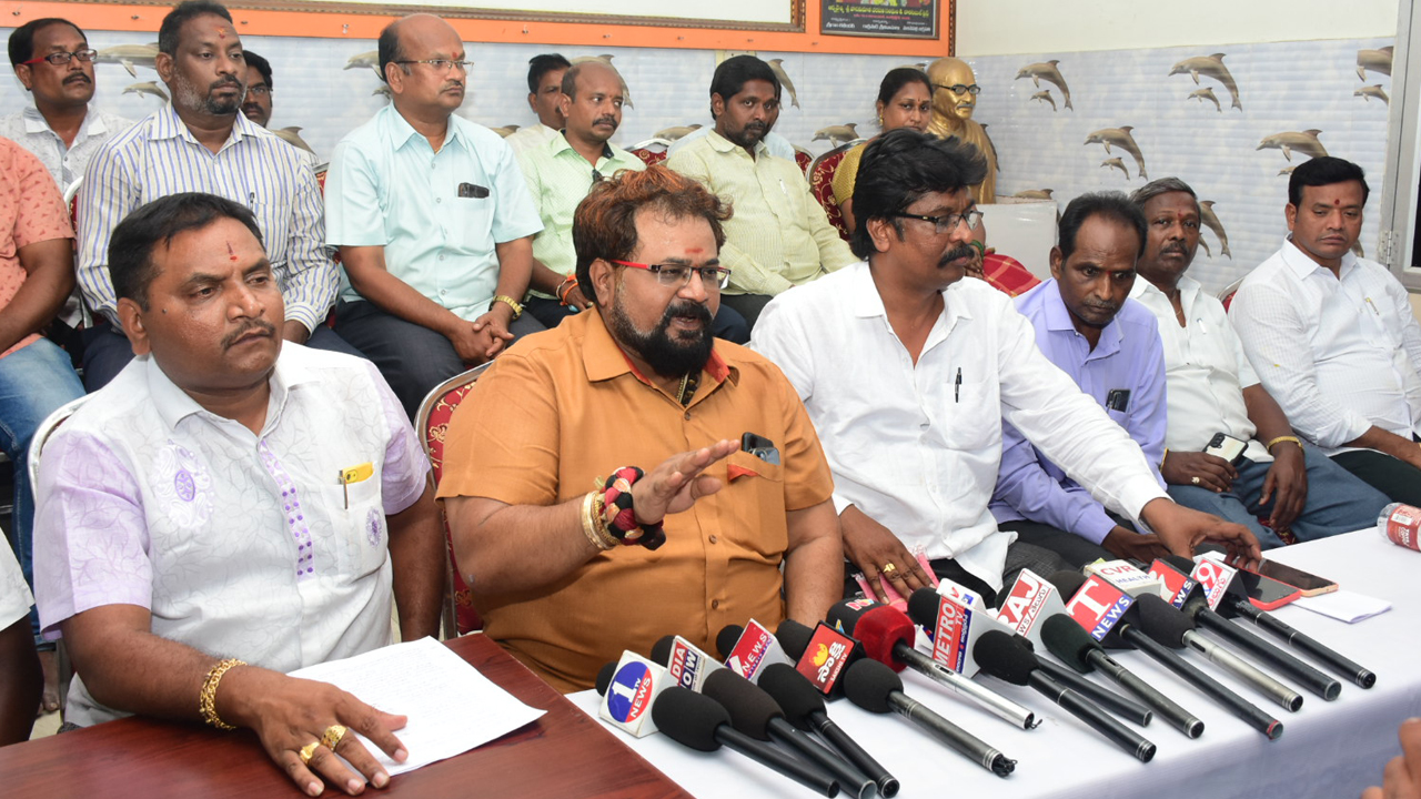 ఎమ్మెల్యేపై అపనిందలు సిగ్గుచేటు