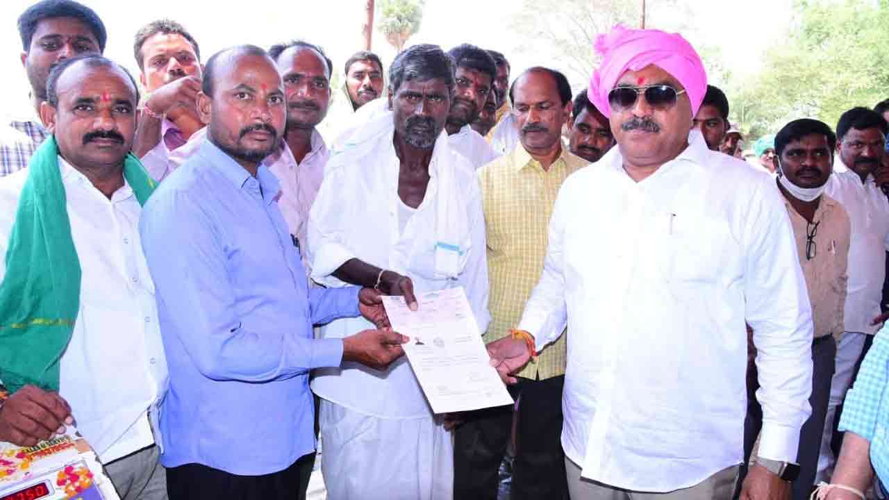 కార్పొరేట్‌ చేతిలో కేంద్రం బందీ