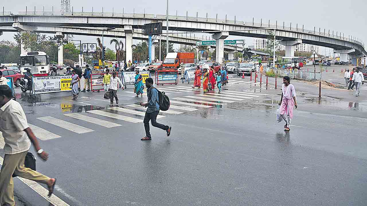 చల్లటి గాలులు.. సన్నటి వర్షం