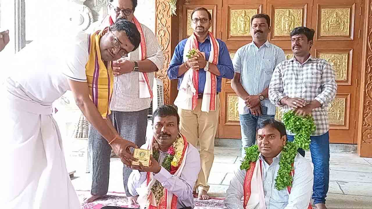 యాదాద్రి లక్ష్మీనరసింహస్వామి దర్శించుకున్న డీహెచ్‌ శ్రీనివాసరావు