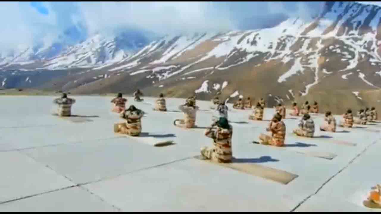 హిమాల‌యాల్లో ఐటీబీపీ జ‌వాన్ల యోగాస‌నాలు.. వీడియో