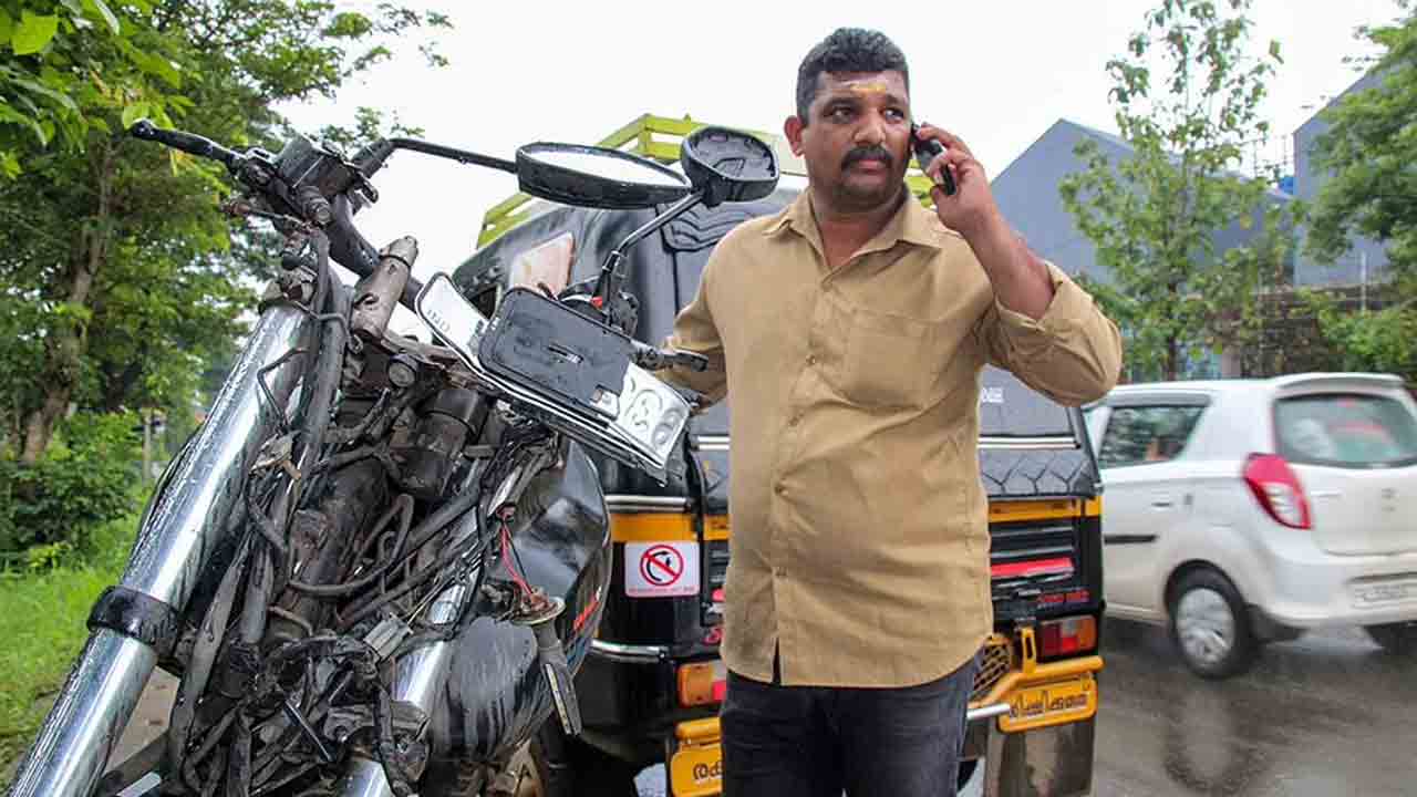 అర్ధ‌రాత్రి లేదు.. అప‌రాత్రి లేదు.. ఉచిత సేవ‌లు అందిస్తున్న ఆటో డ్రైవ‌ర్