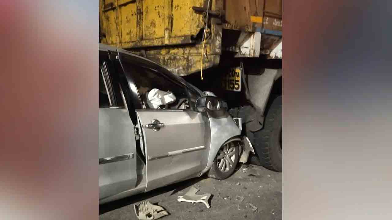 ఆగి ఉన్న లారీ కిందికి దూసుకెళ్లిన కారు..