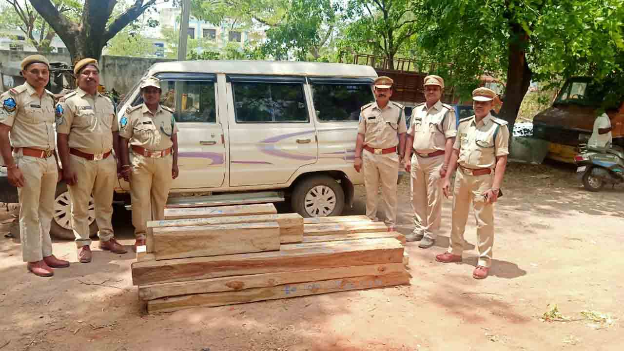 Crime news | కుమ్రం భీం జిల్లాలో అక్రమ కలప పట్టివేత