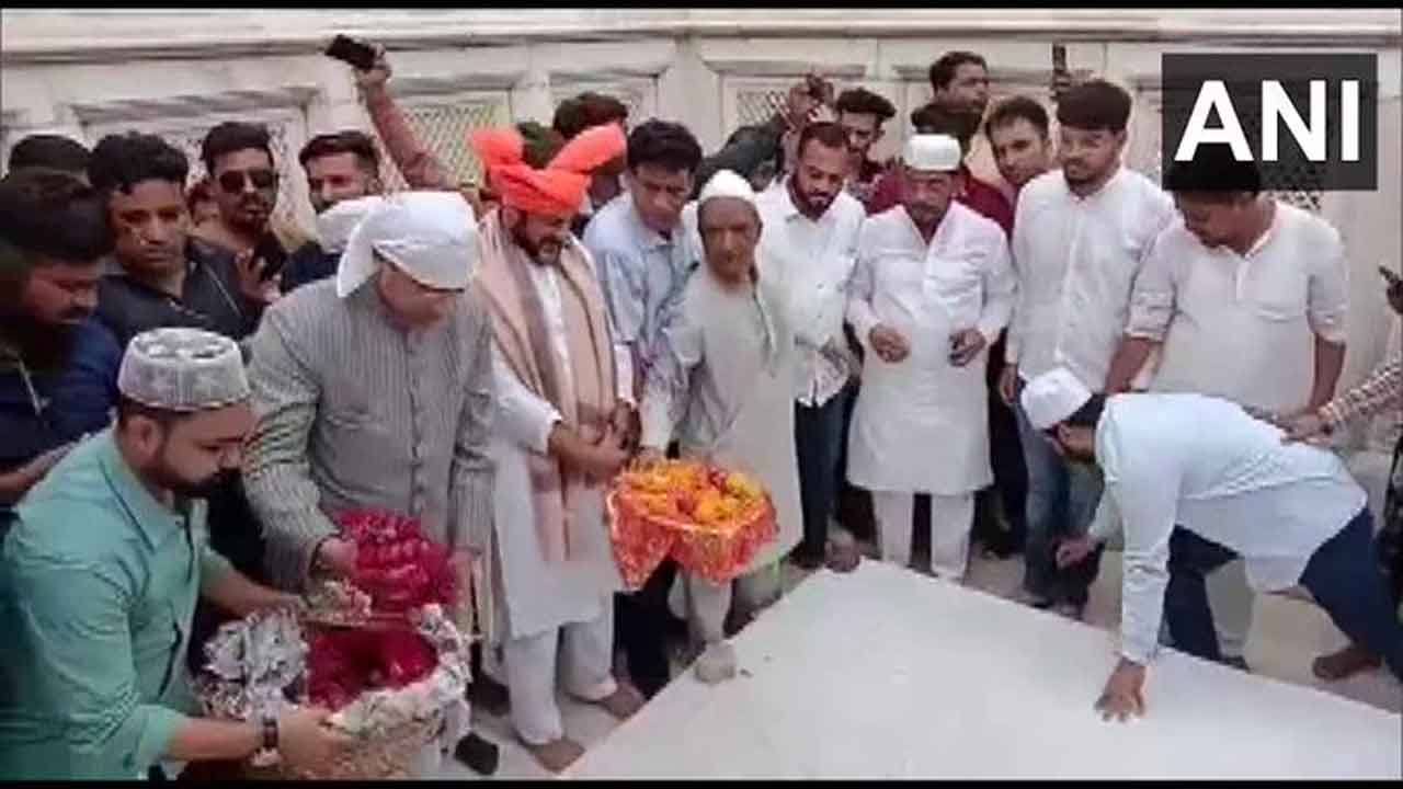 ఔరంగ‌జేబు స‌మాధి వ‌ద్ద అక్బ‌రుద్దీన్ ఓవైసీ నివాళి