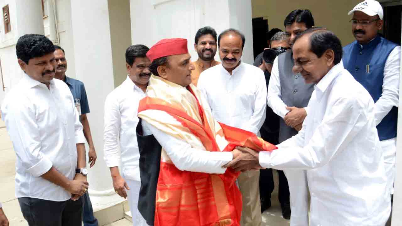 సీఎం కేసీఆర్‌తో ముగిసిన అఖిలేష్‌ సమావేశం