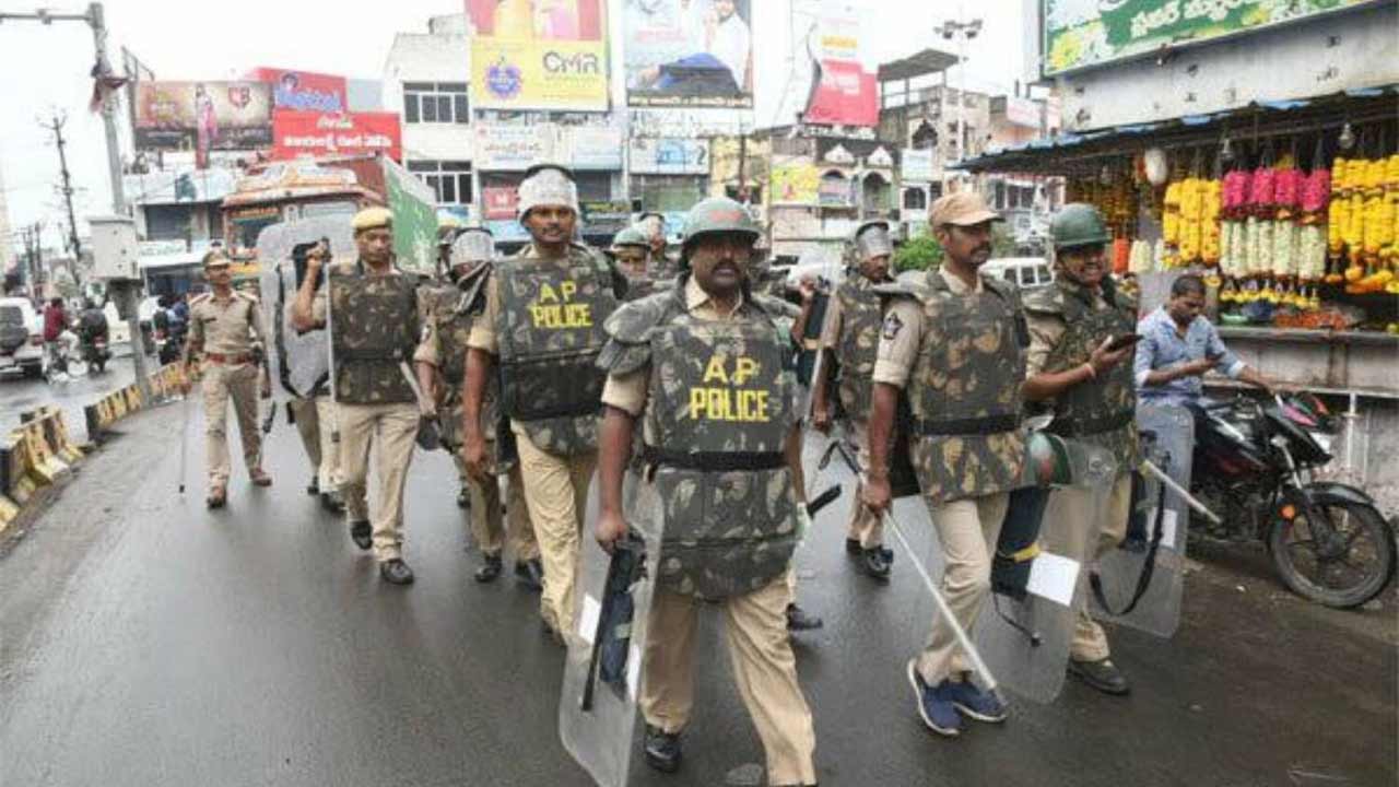 అమ‌లాపురంలో ఇంట‌ర్నెట్ క‌ట్‌.. సిగ్న‌ల్ కోసం జిల్లా దాటివెళ్తున్న టెకీలు