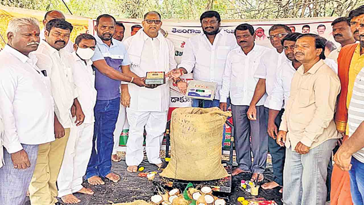 జోరుగా కొనుగోళ్లు