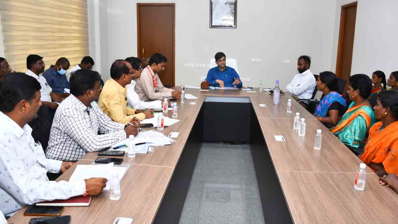 ‘దళిత బంధు’ను సద్వినియోగం చేసుకోవాలి : కలెక్టర్ అనురాగ్ జయంతి