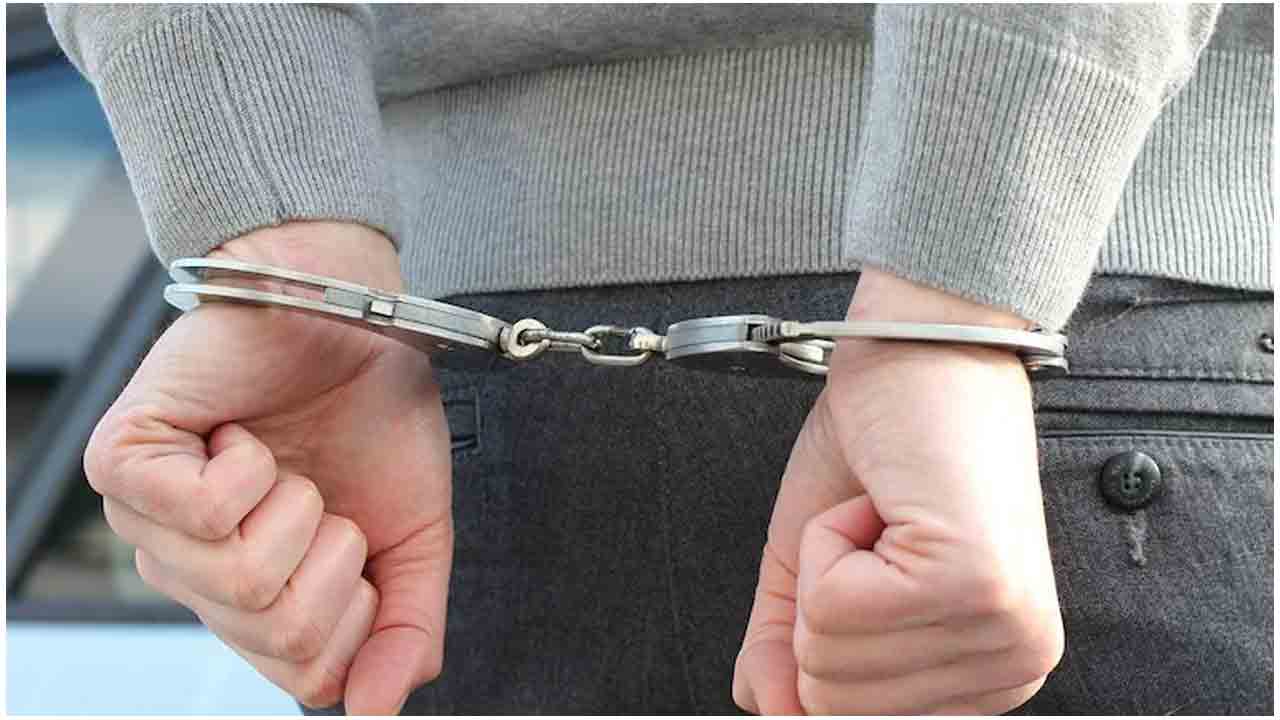 క‌దులుతున్న రైలు నుంచి మ‌హిళ తోసివేత : నిందితుడి అరెస్ట్‌