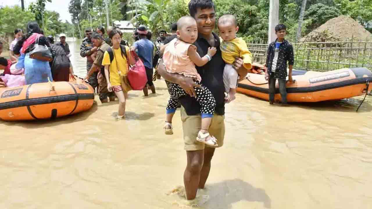 రైల్ ప‌ట్టాల మీదే జీవితం… వ‌ర‌ద‌లు, వ‌ర్షాల‌తో అత‌లాకుత‌ల‌మైన అసోం, బిహార్