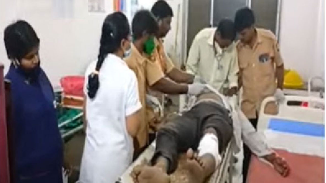 వైద్యుల‌కు బ‌దులు సెక్యూరిటీ గార్డులు , స్వీప‌ర్లు వైద్యం.. వ్య‌క్తి మృతి