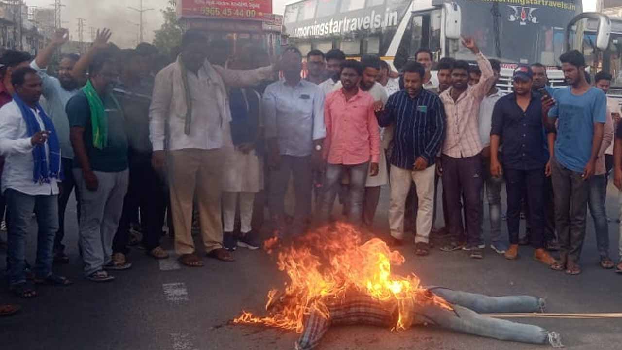 బీజేపీ రాష్ట్రాధ్యక్షుడు బండి సంజయ్ దిష్టిబొమ్మ దహనం