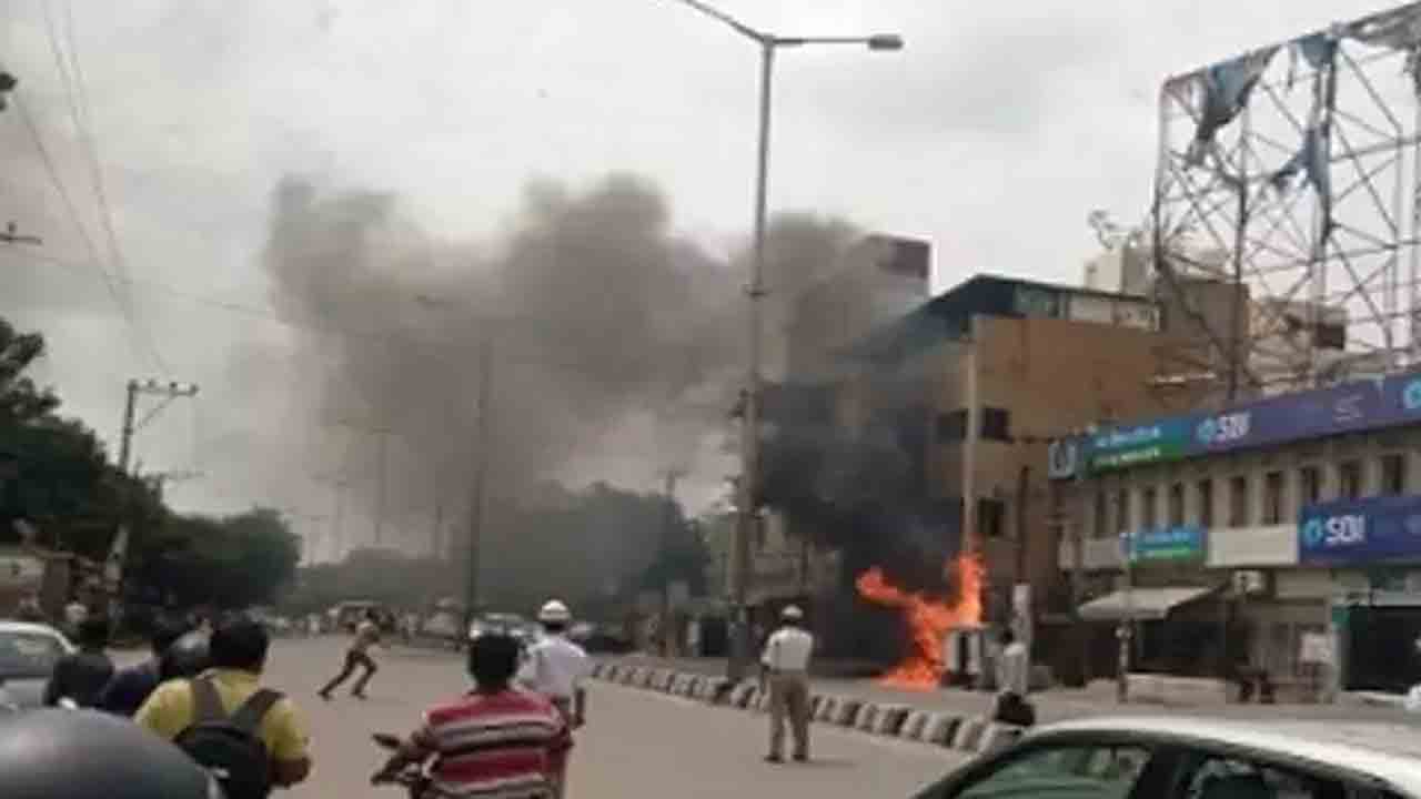 రాయదుర్గం గ్రాండ్‌ స్పైసీ బావర్చి హోటల్‌లో భారీ అగ్నిప్రమాదం..