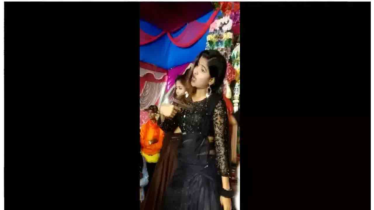 పెండ్లి వేడుక‌లో డ్యాన్స‌ర్ల హంగామా..గ‌న్స్ చూపుతూ సెల‌బ్రేట‌రీ ఫైరింగ్!