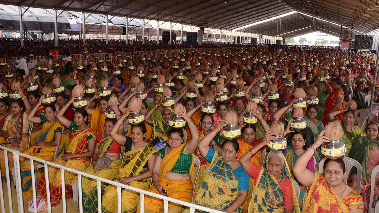 చీర తీస్కో.. సభకు రా!