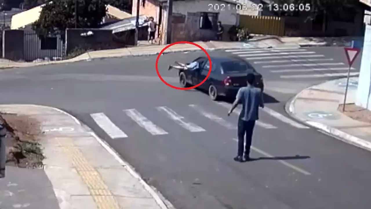 Viral video: కిటికీలోంచి దూరి యాక్సిడెంట్ నుంచి కారును త‌ప్పించాడు!!